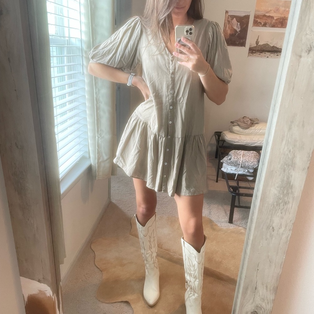 Stylish Button-Up Dress with Puff Sleeves